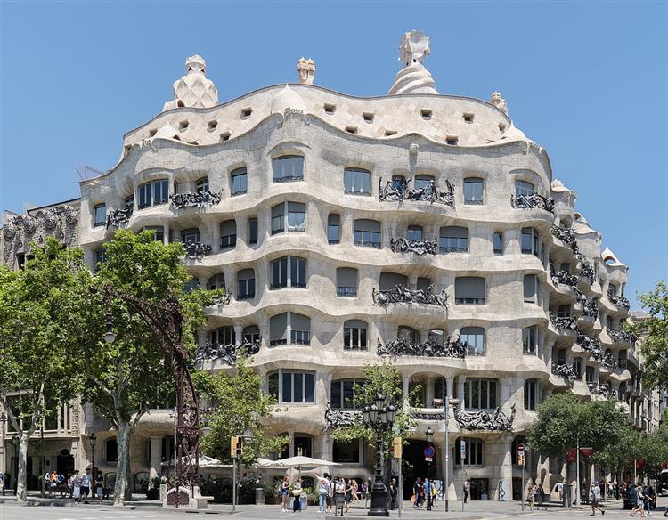 La imagen tiene un atributo ALT vacío; su nombre de archivo es La-pedrera.jpg