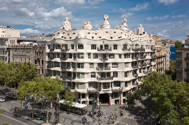 La imagen tiene un atributo ALT vacío; su nombre de archivo es casa-mila-la-pedrera-gaudi-barcelona-P3.jpg